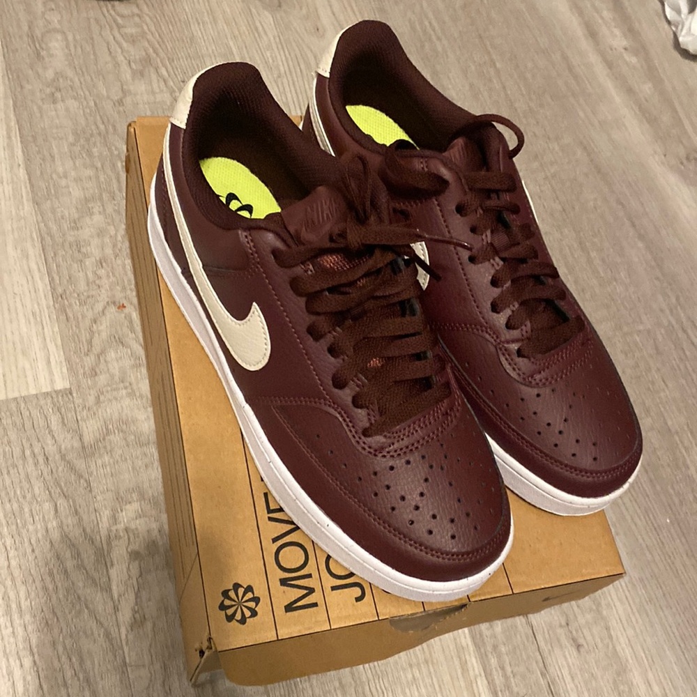 W NIKE COURT VISION LOW size 8 in woman’s size 6.5 in men’s